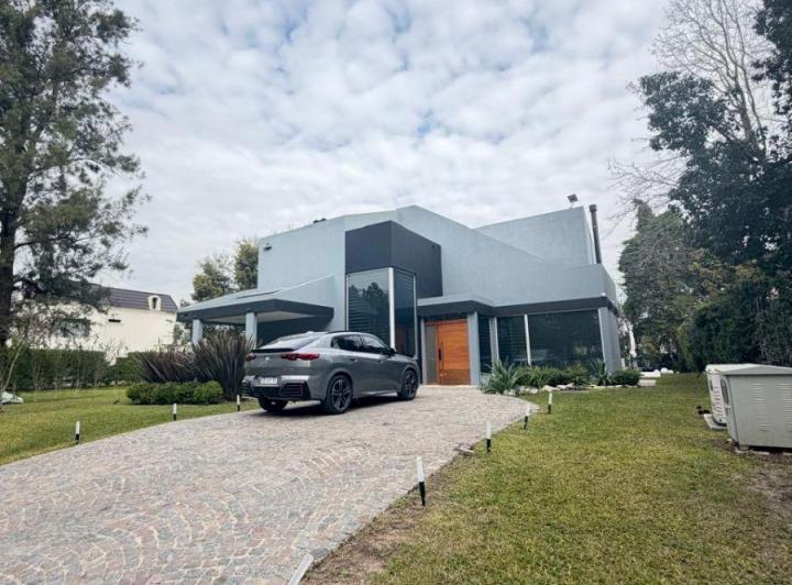 Casa · 300m² · 5 Ambientes · 2 Cocheras