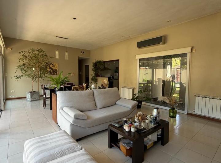 Casa · 650m² · 6 Ambientes · 2 Cocheras