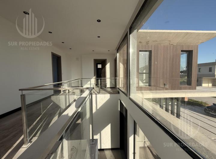 Casa · 300m² · 5 Ambientes · 3 Cocheras