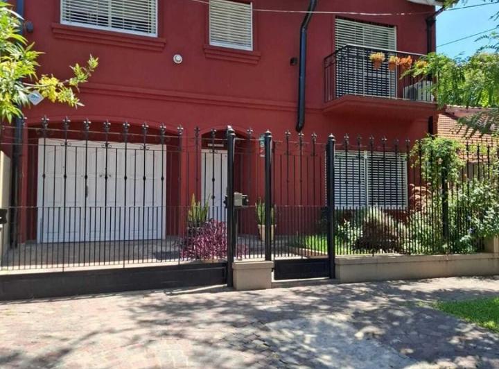 Casa · 165m² · 6 Ambientes · 2 Cocheras
