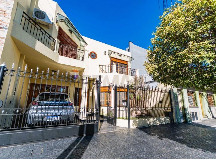 Casa · 190m² · 5 Ambientes · 2 Cocheras