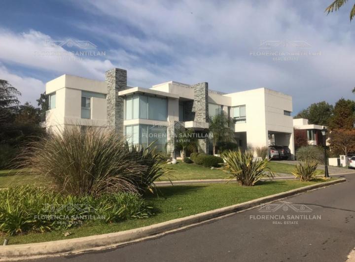 Casa · 590m² · 7 Ambientes · 2 Cocheras