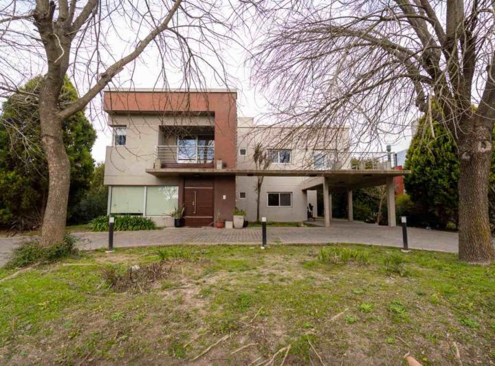Casa · 350m² · 9 Ambientes · 2 Cocheras