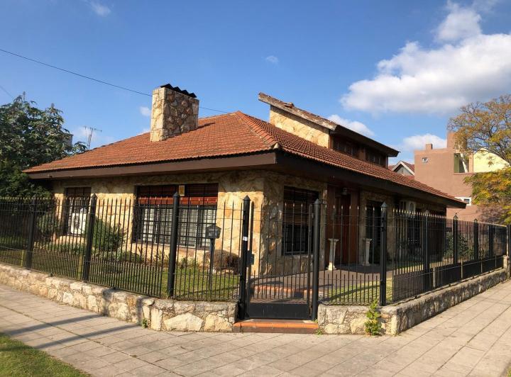 Casa · 1m² · 5 Ambientes · 2 Cocheras