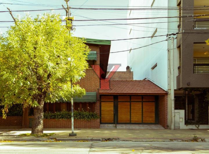 Casa · 350m² · 5 Ambientes · 4 Cocheras