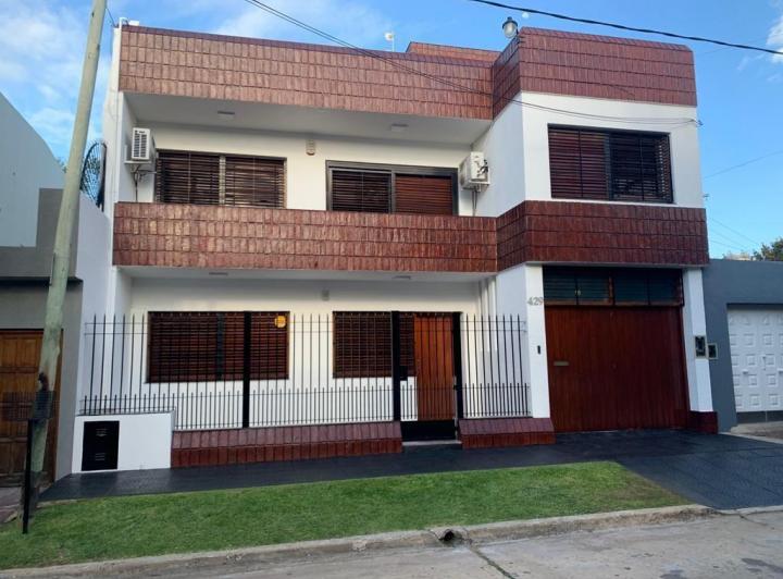Casa · 200m² · 5 Ambientes · 1 Cochera