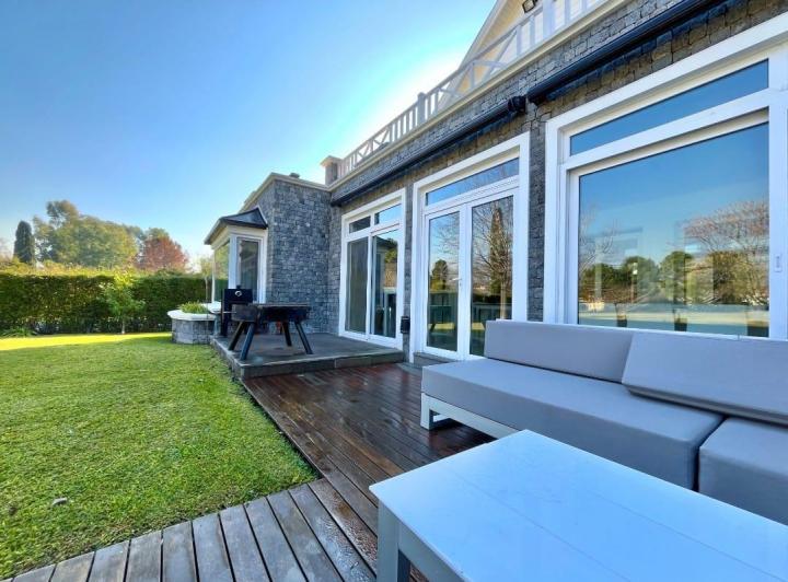 Casa · 370m² · 8 Ambientes · 1 Cochera
