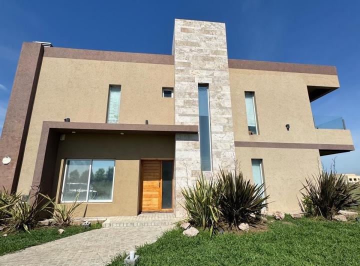 Casa · 700m² · 7 Ambientes · 4 Cocheras