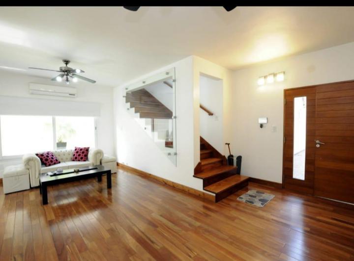 Casa · 286m² · 6 Ambientes · 1 Cochera