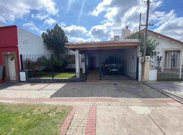 Casa · 218m² · 4 Ambientes · 1 Cochera