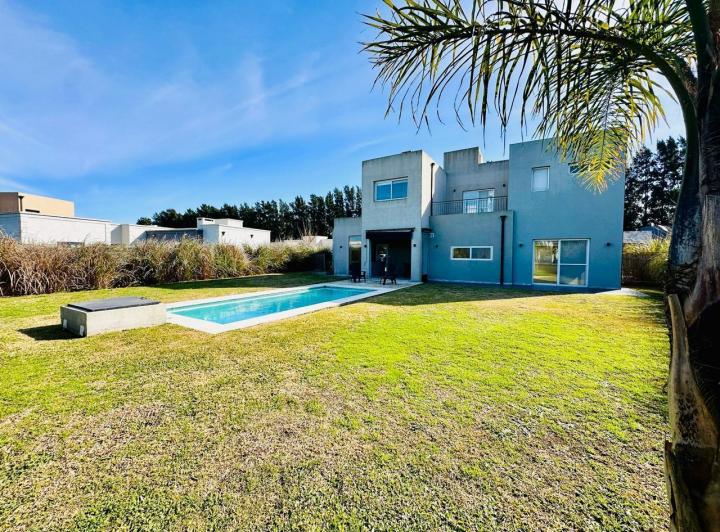 Casa · 200m² · 5 Ambientes · 2 Cocheras