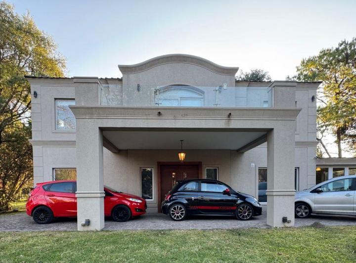 Casa · 500m² · 6 Ambientes · 4 Cocheras