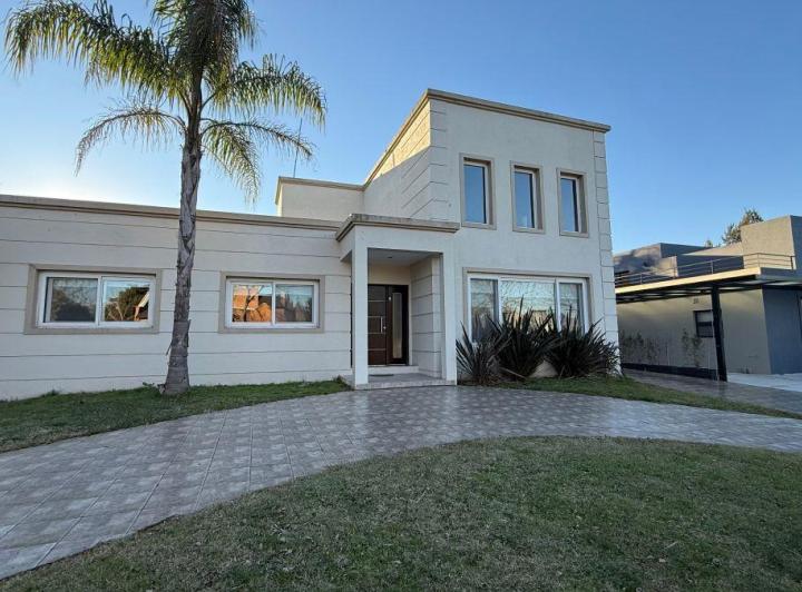Casa · 315m² · 5 Ambientes · 2 Cocheras