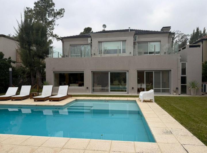 Casa · 270m² · 5 Ambientes · 2 Cocheras