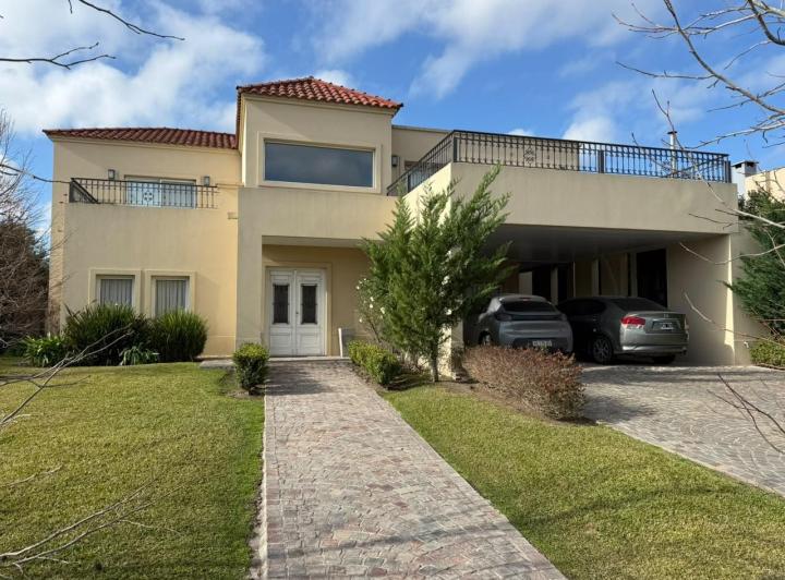 Casa · 270m² · 5 Ambientes · 4 Cocheras