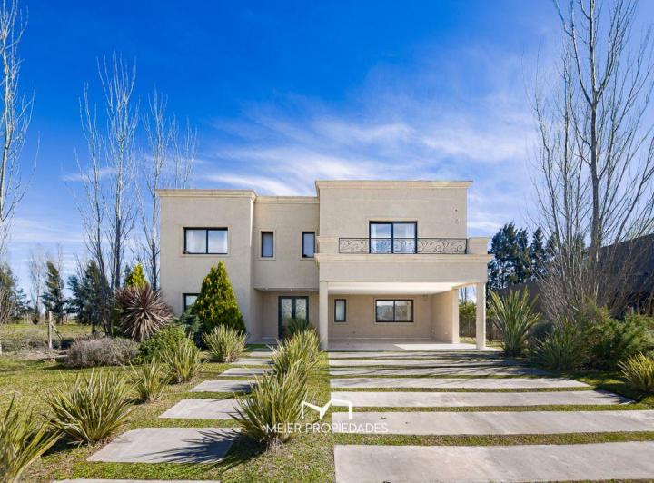 Casa · 254m² · 7 Ambientes · 2 Cocheras