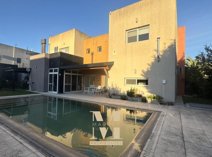 Casa · 250m² · 7 Ambientes · 4 Cocheras