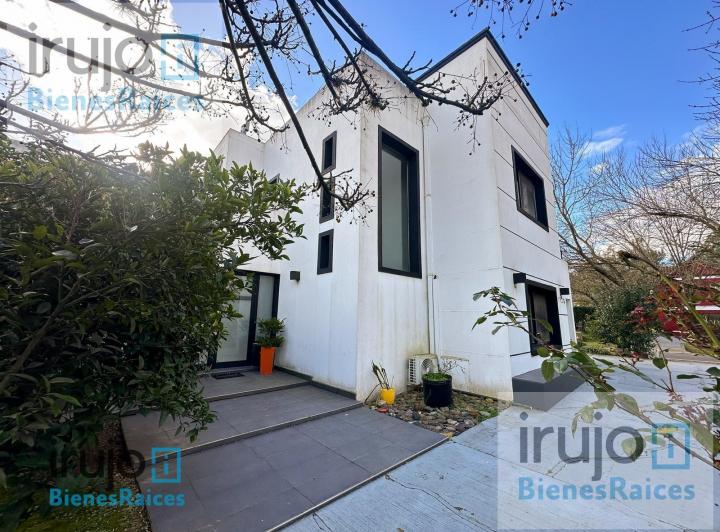 Casa · 279m² · 5 Ambientes · 3 Cocheras