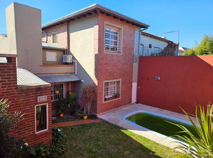 Casa · 165m² · 5 Ambientes · 2 Cocheras