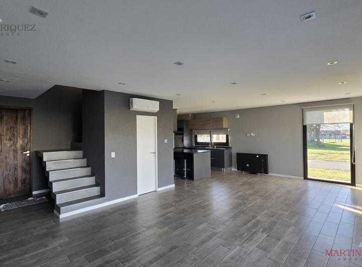 Casa · 186m² · 5 Ambientes · 2 Cocheras
