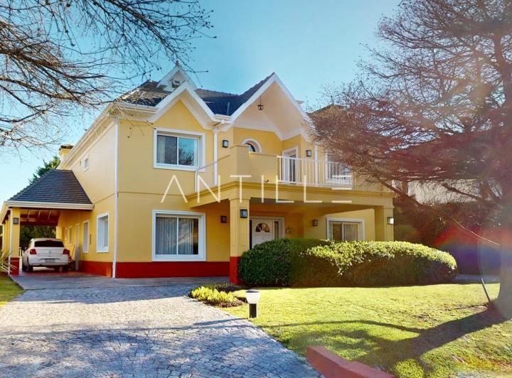 Casa · 260m² · 4 Dormitorios · 1 Cochera