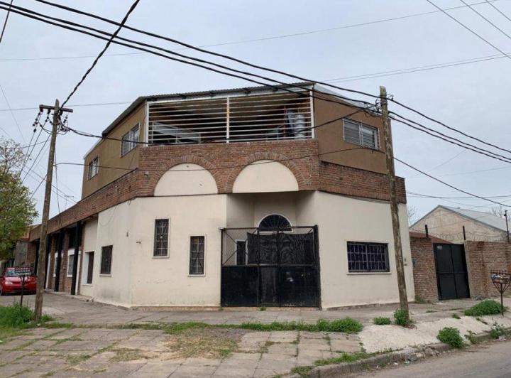 Casa · 260m² · 17 Ambientes · 1 Cochera