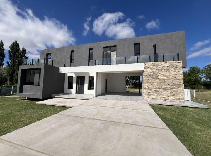Casa · 225m² · 5 Ambientes · 2 Cocheras