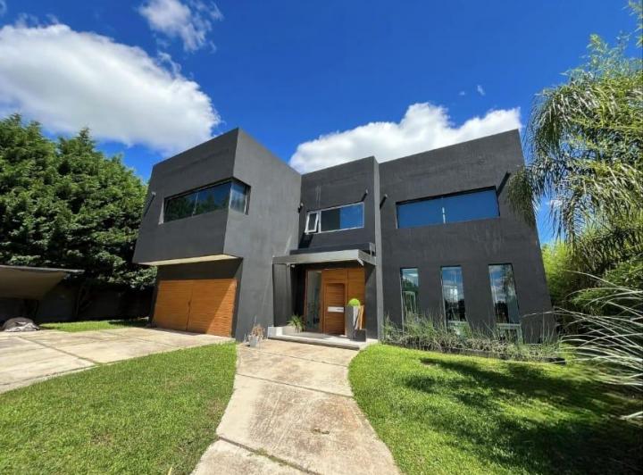 Casa · 400m² · 6 Ambientes · 2 Cocheras
