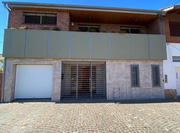 Casa · 240m² · 5 Ambientes · 2 Cocheras