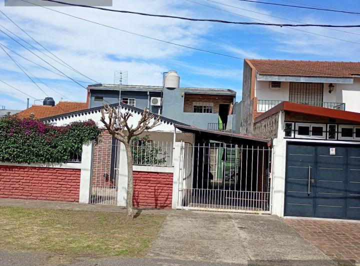 Casa · 260m² · 7 Dormitorios · 1 Cochera