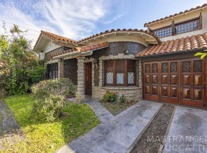 Casa · 200m² · 5 Ambientes · 2 Cocheras