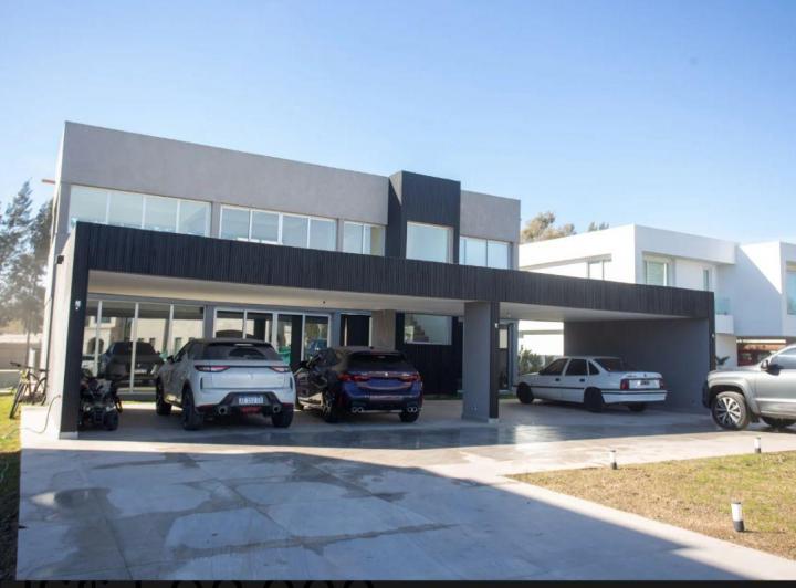 Casa · 350m² · 5 Ambientes · 4 Cocheras