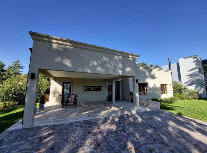 Casa · 206m² · 5 Ambientes · 2 Cocheras