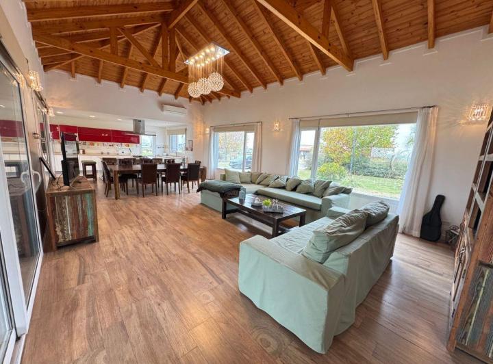 Casa · 550m² · 6 Ambientes · 4 Cocheras