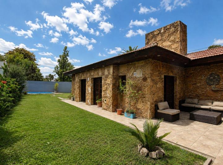 Casa · 256m² · 6 Ambientes · 3 Cocheras