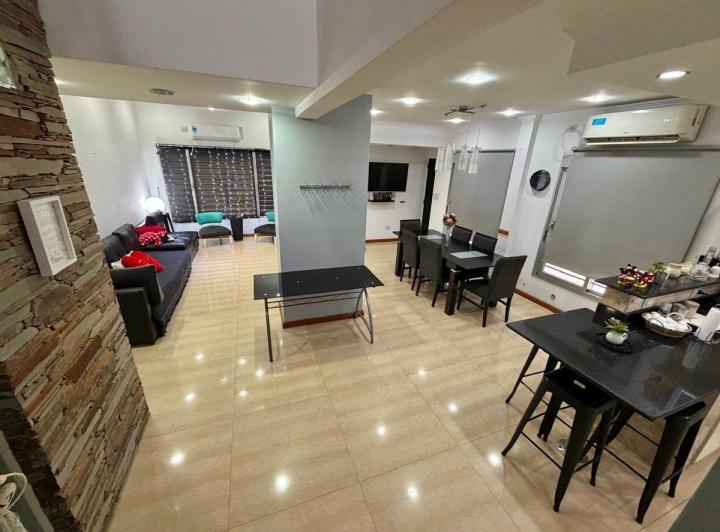 Casa · 200m² · 6 Ambientes · 1 Cochera