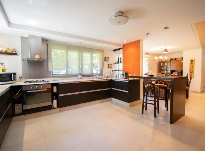 Casa · 250m² · 6 Ambientes · 2 Cocheras