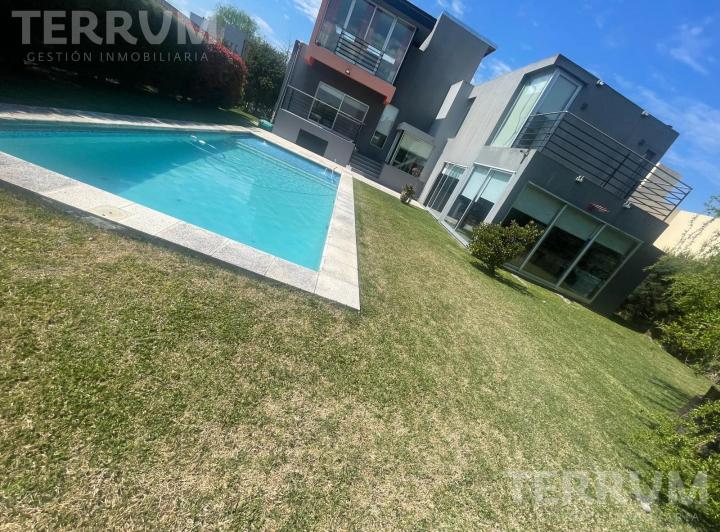 Casa · 220m² · 7 Ambientes · 2 Cocheras