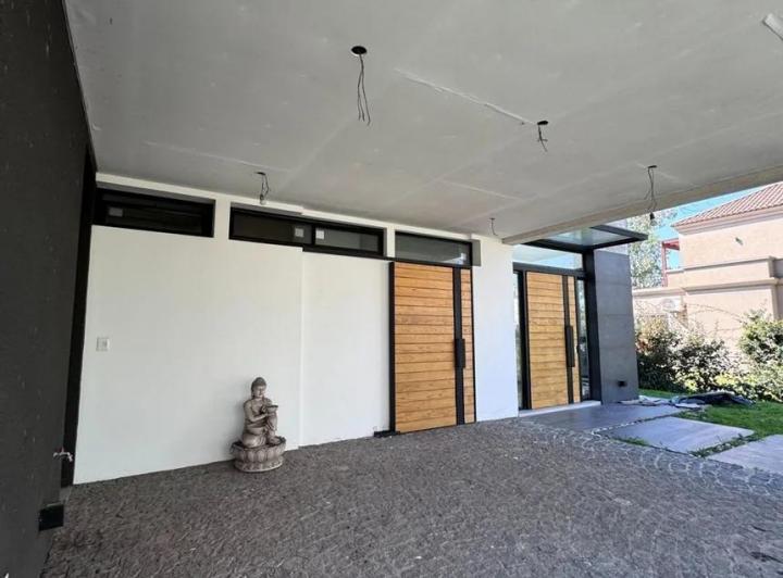Casa · 292m² · 5 Ambientes · 3 Cocheras