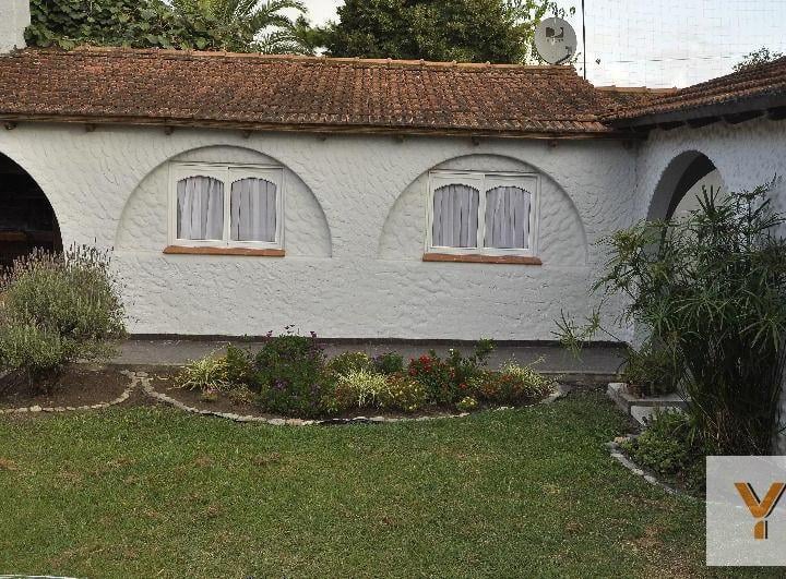 Casa · 400m² · 10 Ambientes · 1 Cochera