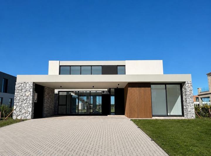 Casa · 305m² · 5 Ambientes