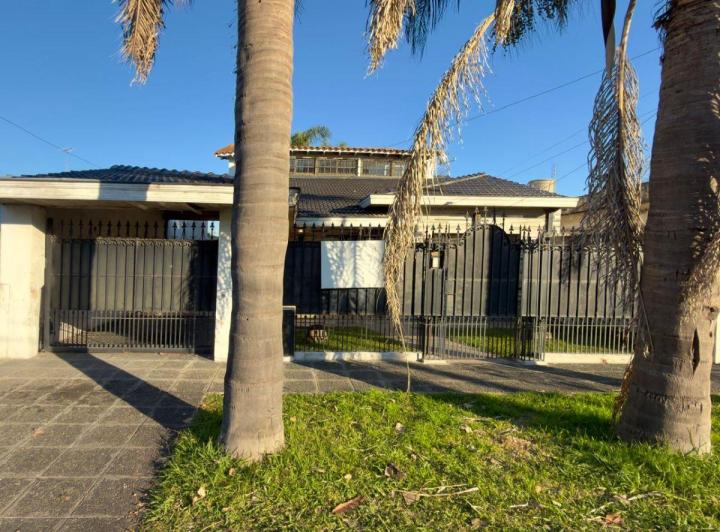 Casa · 200m² · 6 Ambientes · 1 Cochera