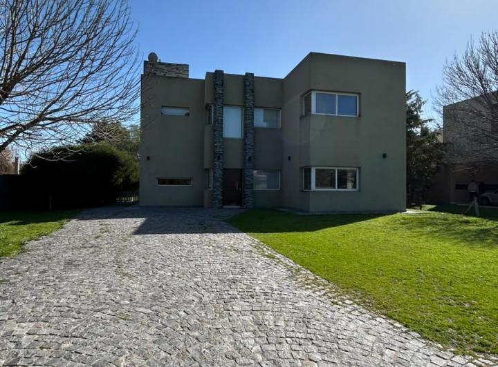 Casa · 180m² · 4 Dormitorios