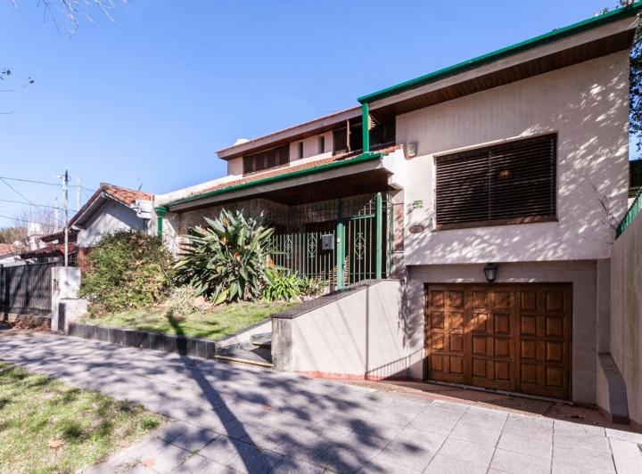 Casa · 215m² · 6 Ambientes · 1 Cochera