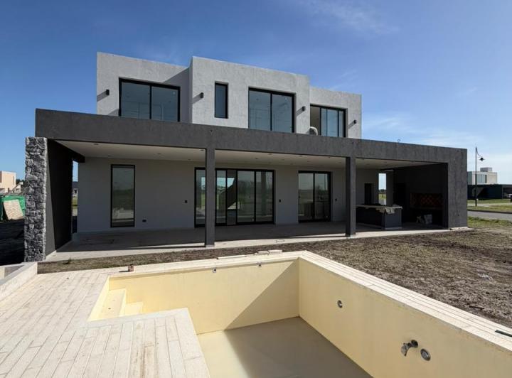 Casa · 262m² · 4 Dormitorios · 2 Cocheras