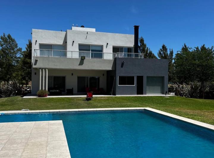Casa · 200m² · 4 Dormitorios · 2 Cocheras
