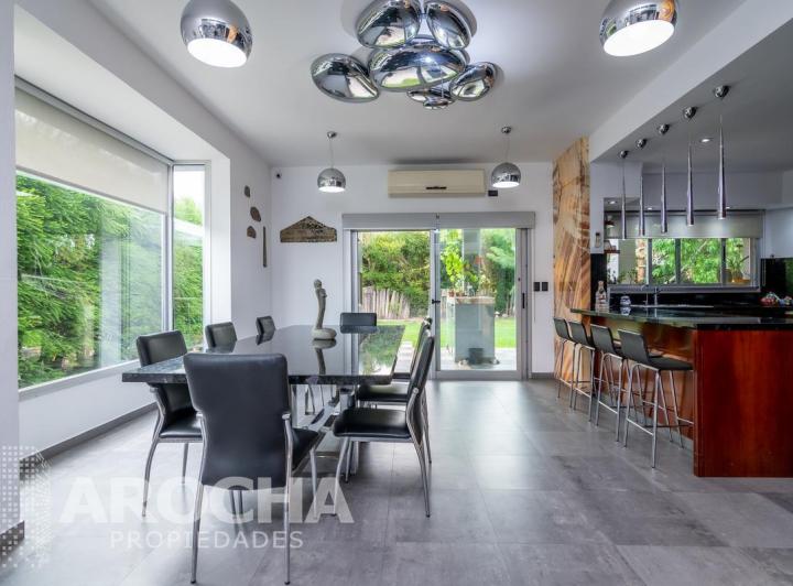 Casa · 350m² · 5 Ambientes · 2 Cocheras