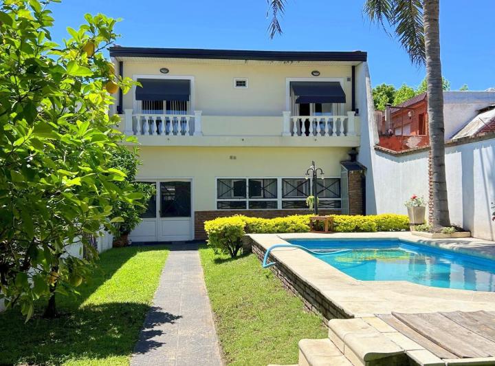 Casa · 216m² · 5 Ambientes · 3 Cocheras