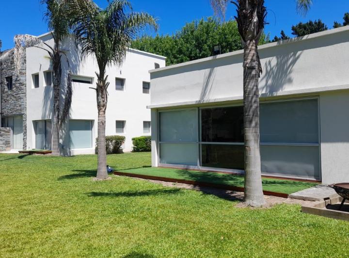 Casa · 420m² · 7 Ambientes · 6 Cocheras
