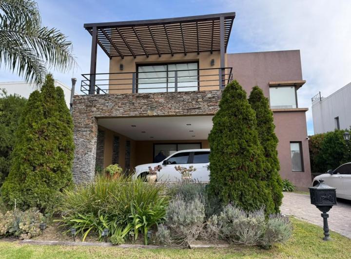 Casa · 230m² · 5 Ambientes · 5 Cocheras